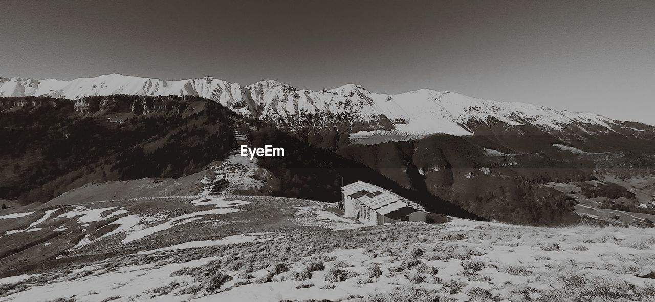 SCENIC VIEW OF SNOWCAPPED MOUNTAINS AGAINST CLEAR SKY