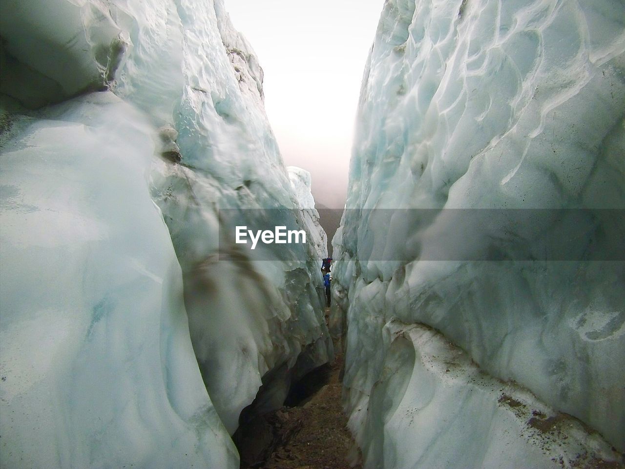 VIEW OF A SNOW COVERED MOUNTAIN