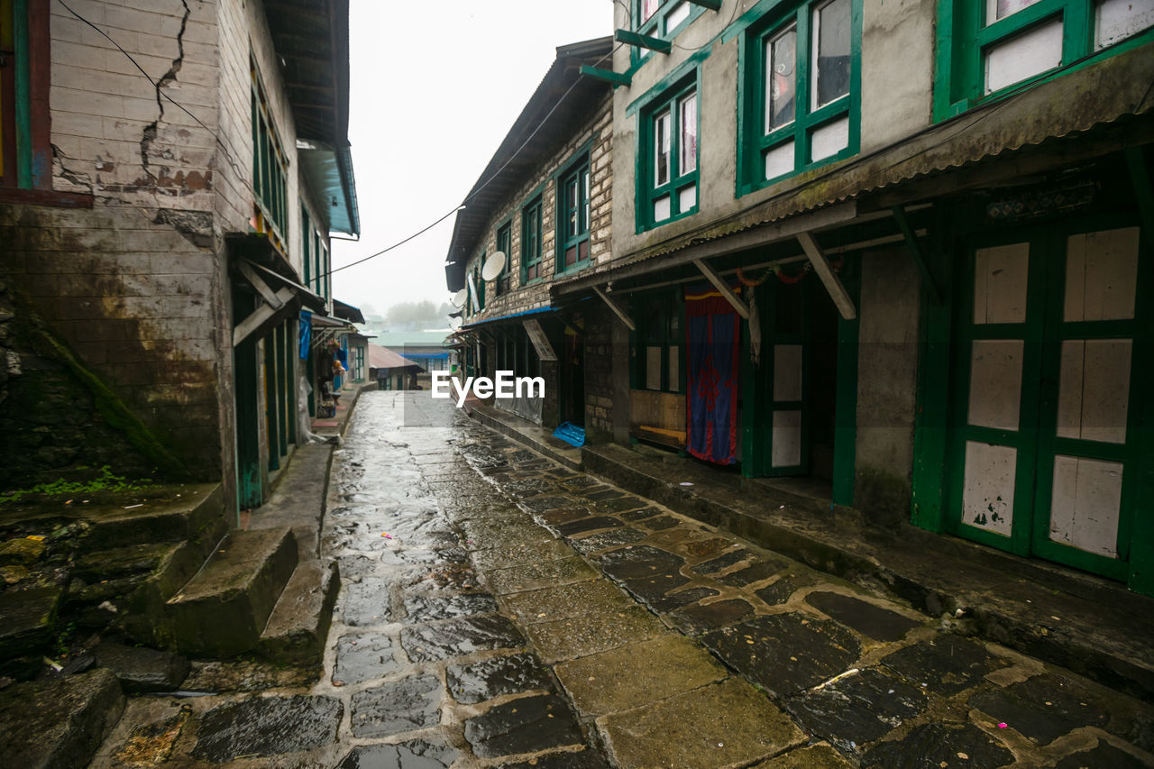 FOOTPATH AMIDST BUILDINGS IN CITY