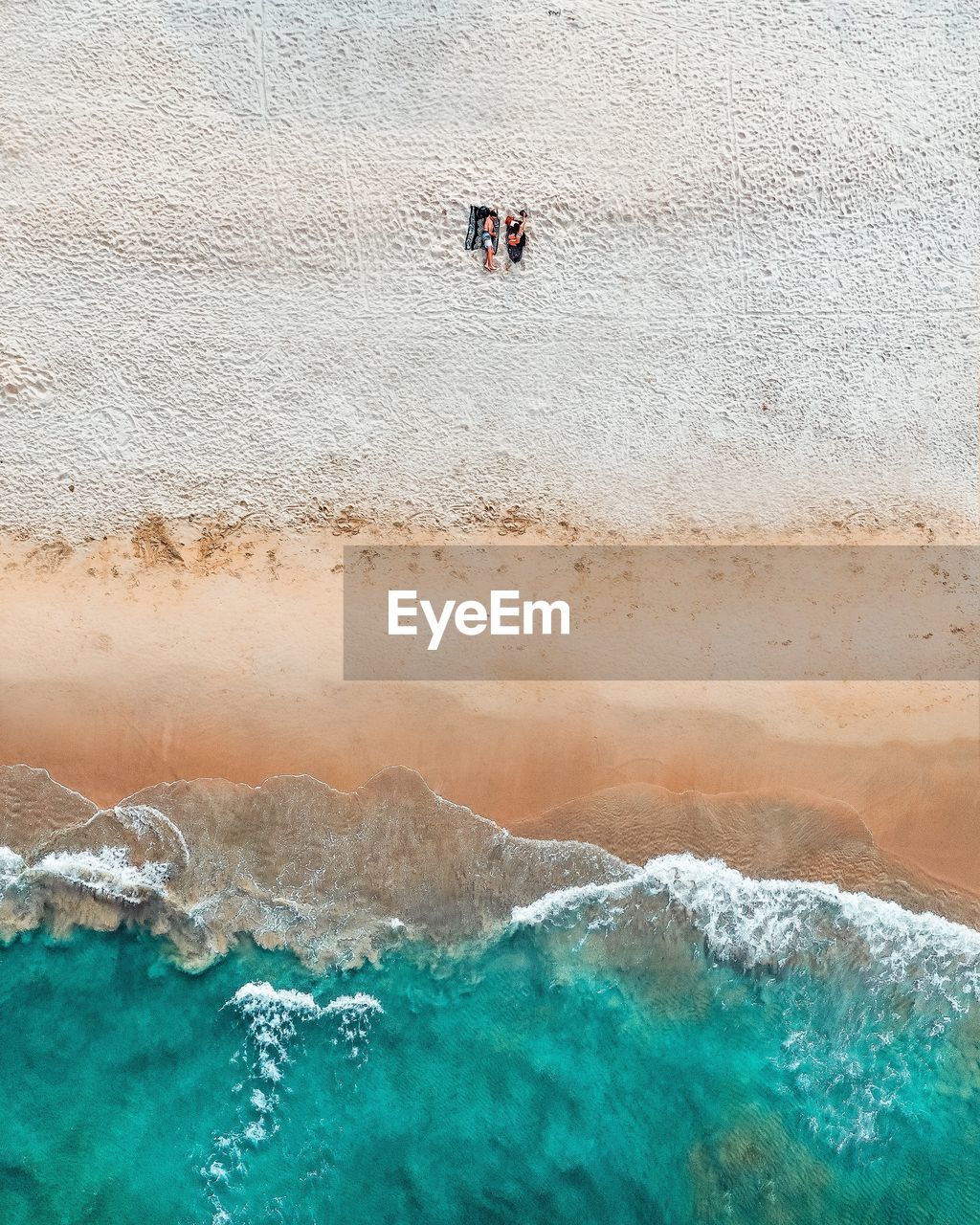HIGH ANGLE VIEW OF PEOPLE IN SEA