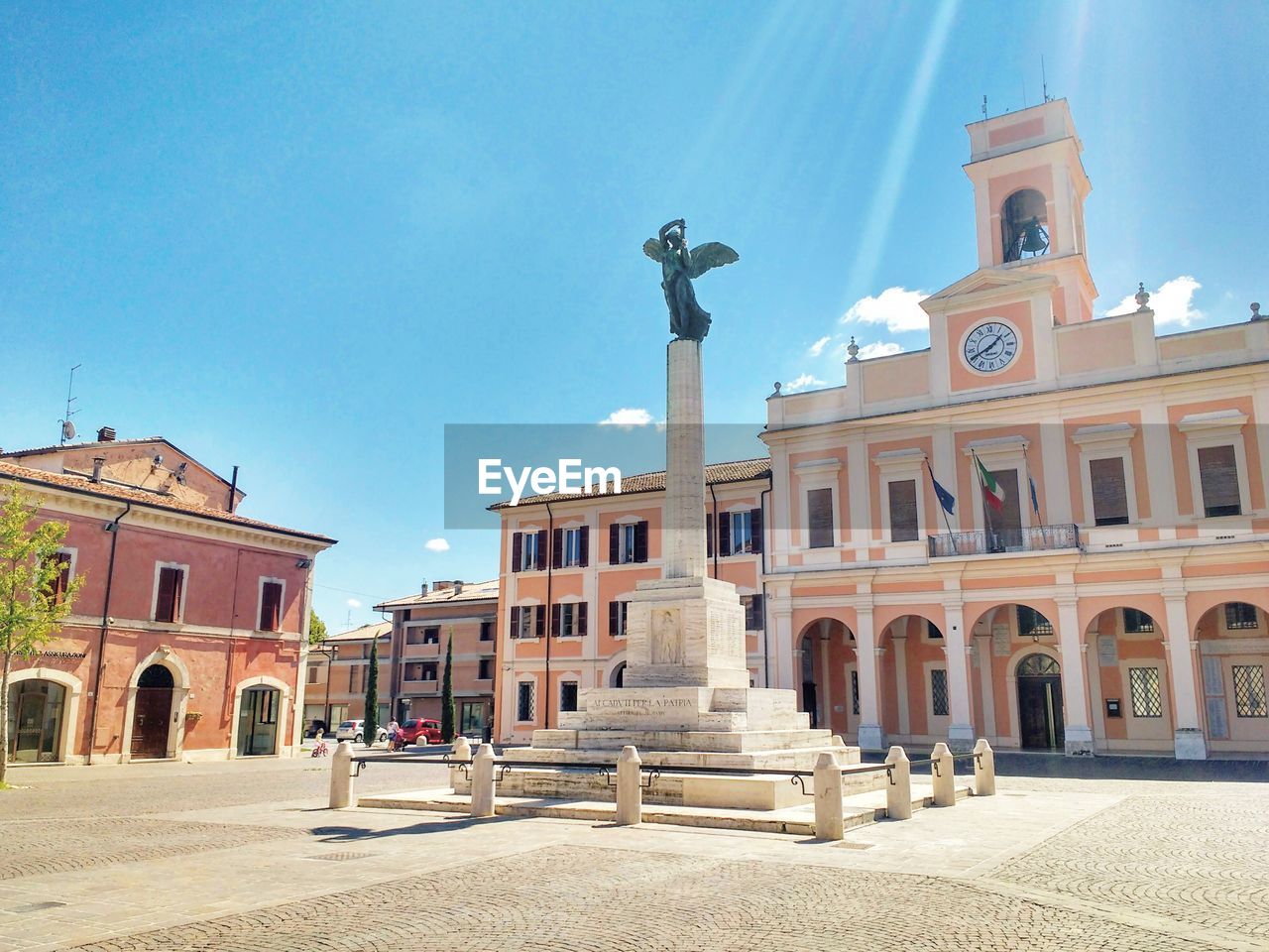 STATUE OF HISTORIC BUILDING AGAINST SKY