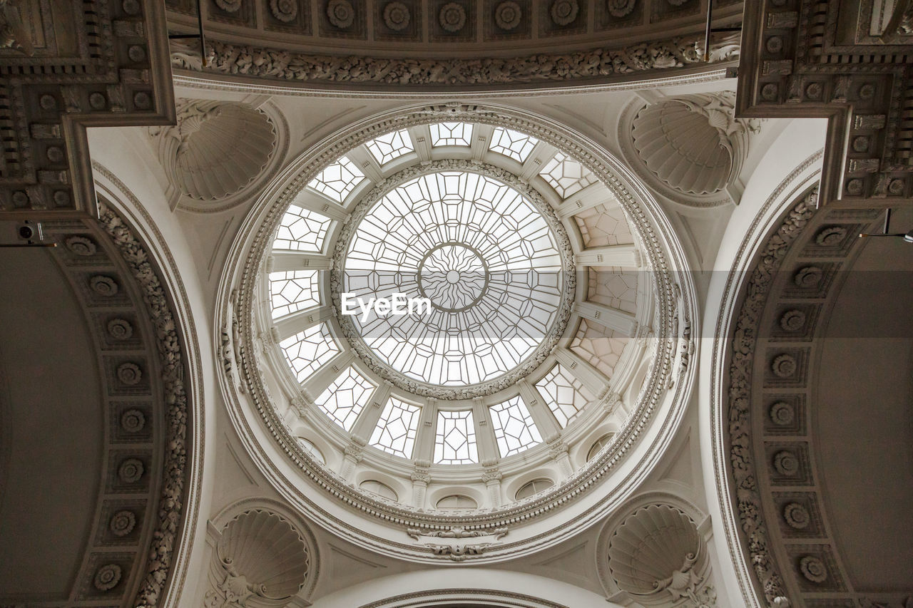 architecture, built structure, ceiling, dome, indoors, low angle view, ornate, no people, travel destinations, directly below, cupola, history, building, pattern, the past, city, architectural feature, geometric shape, shape, circle, craft, ancient history, travel, arch, tourism, day, religion