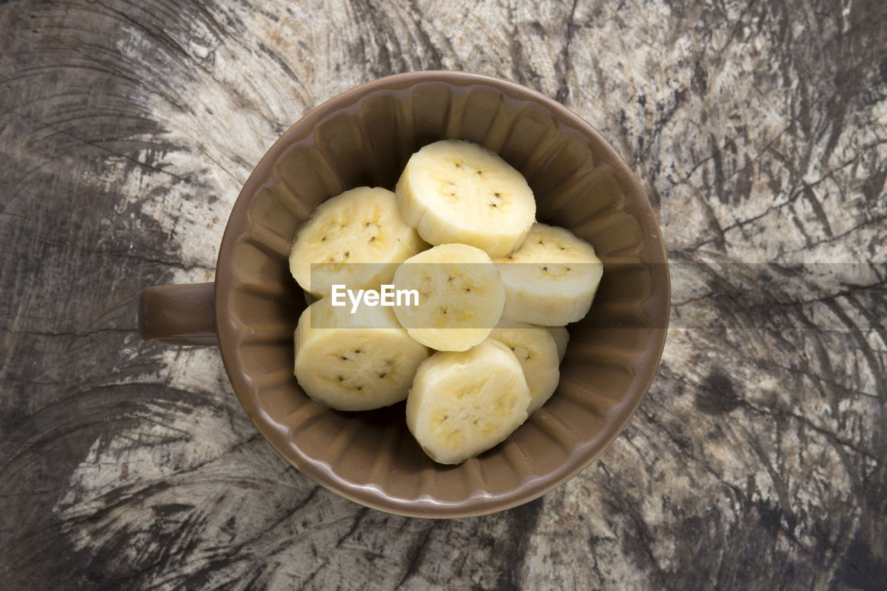 HIGH ANGLE VIEW OF FRUITS IN BOWL