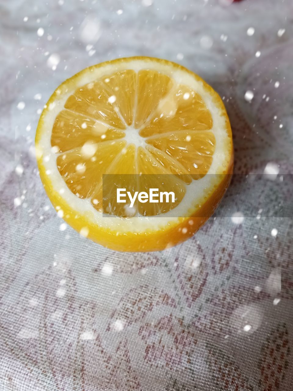 HIGH ANGLE VIEW OF LEMON IN WATER