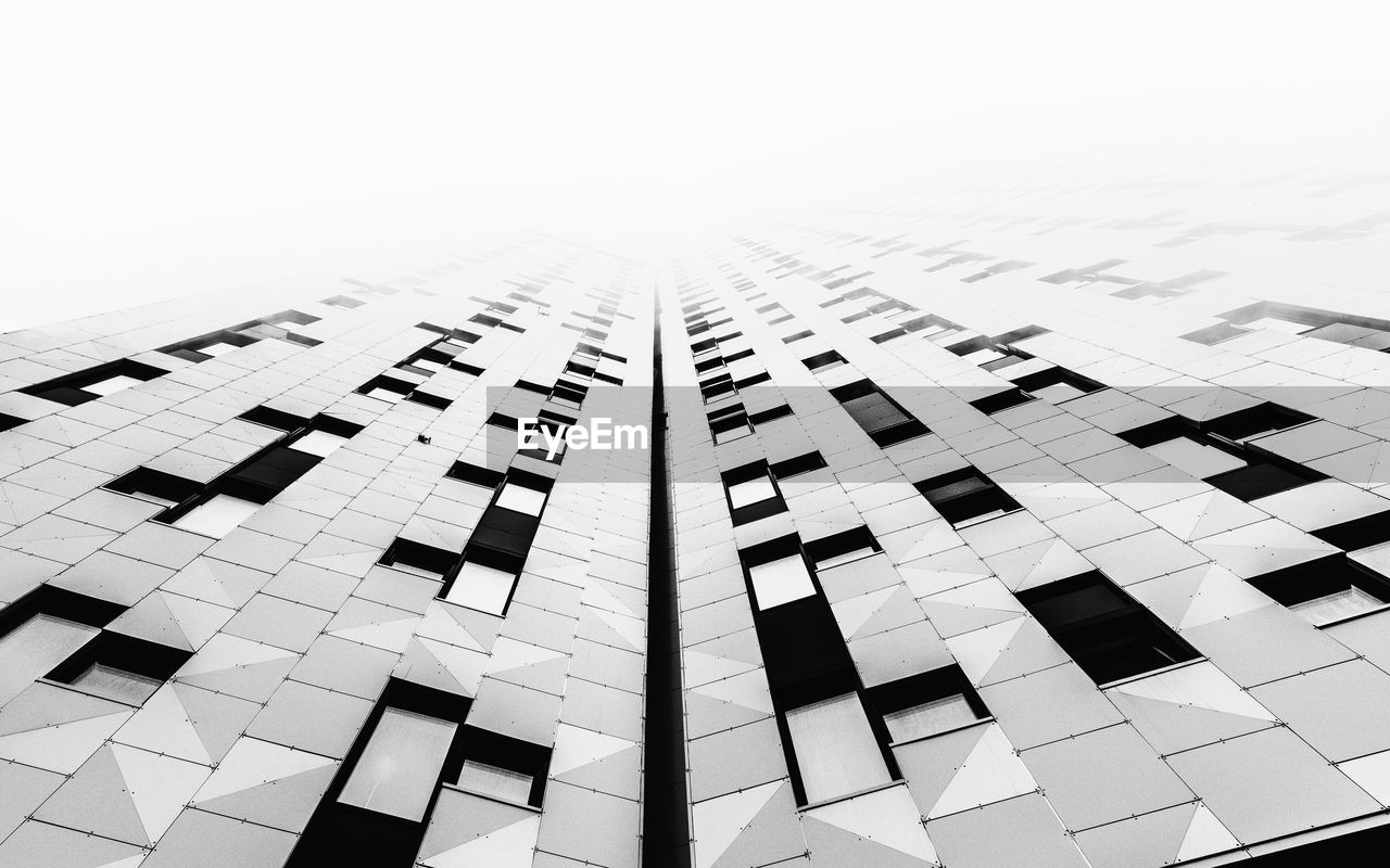 LOW ANGLE VIEW OF MODERN BUILDING IN CITY AGAINST SKY