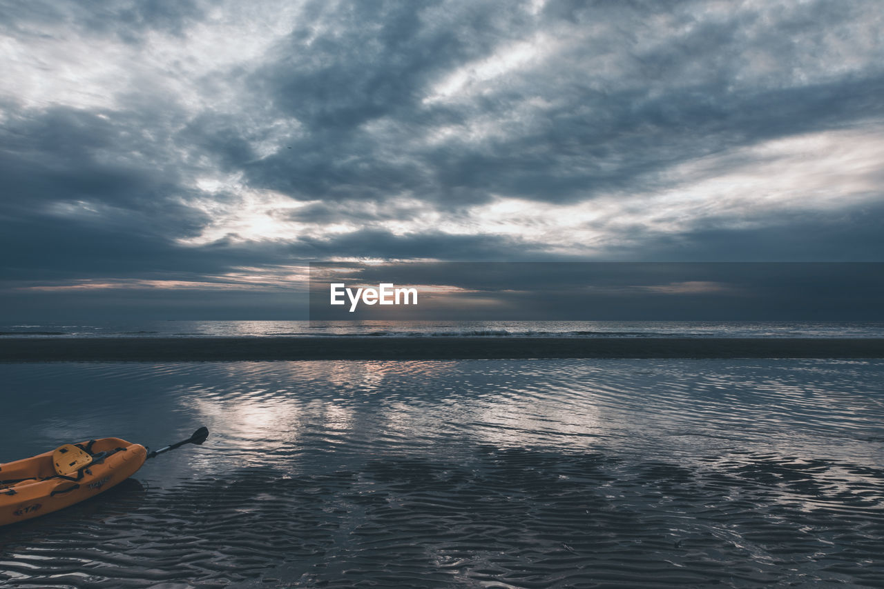 SCENIC VIEW OF SEA AGAINST SUNSET SKY