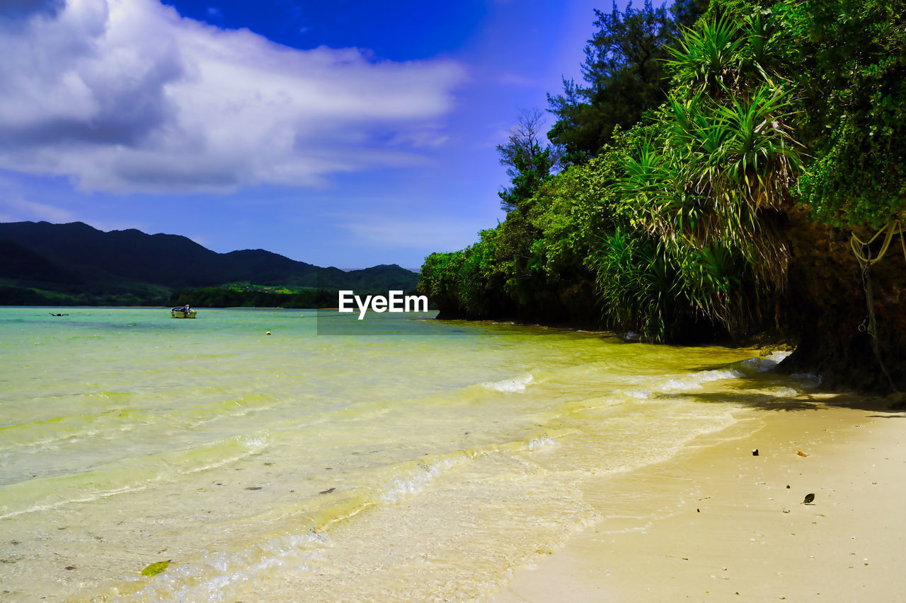 SCENIC VIEW OF SEA AND MOUNTAINS AGAINST SKY