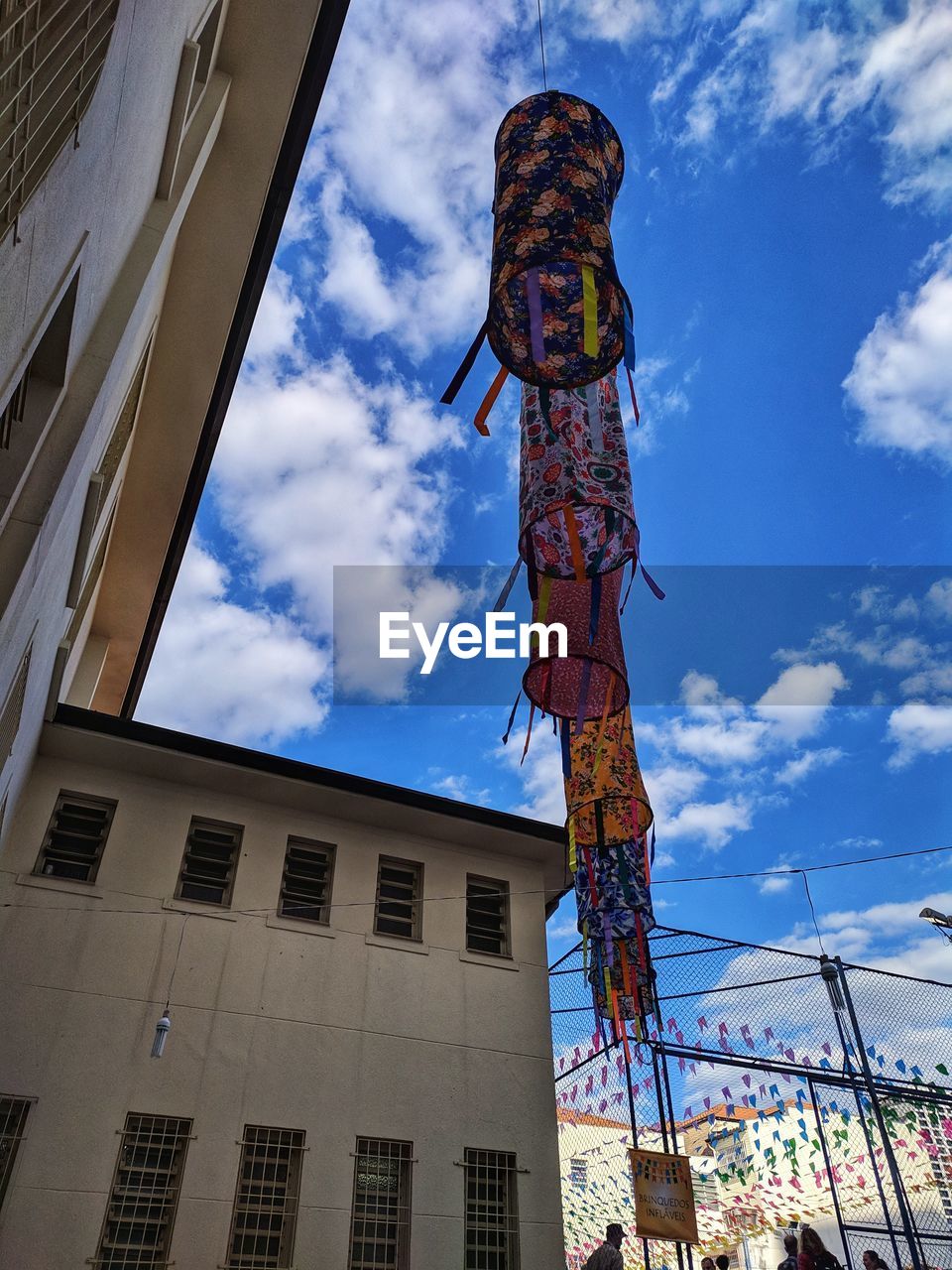 LOW ANGLE VIEW OF BUILDINGS AGAINST SKY