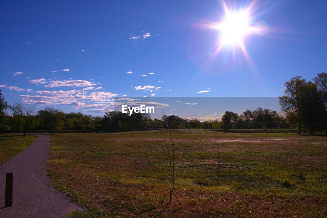 SCENIC VIEW OF FIELD AGAINST SKY DURING SUNRISE