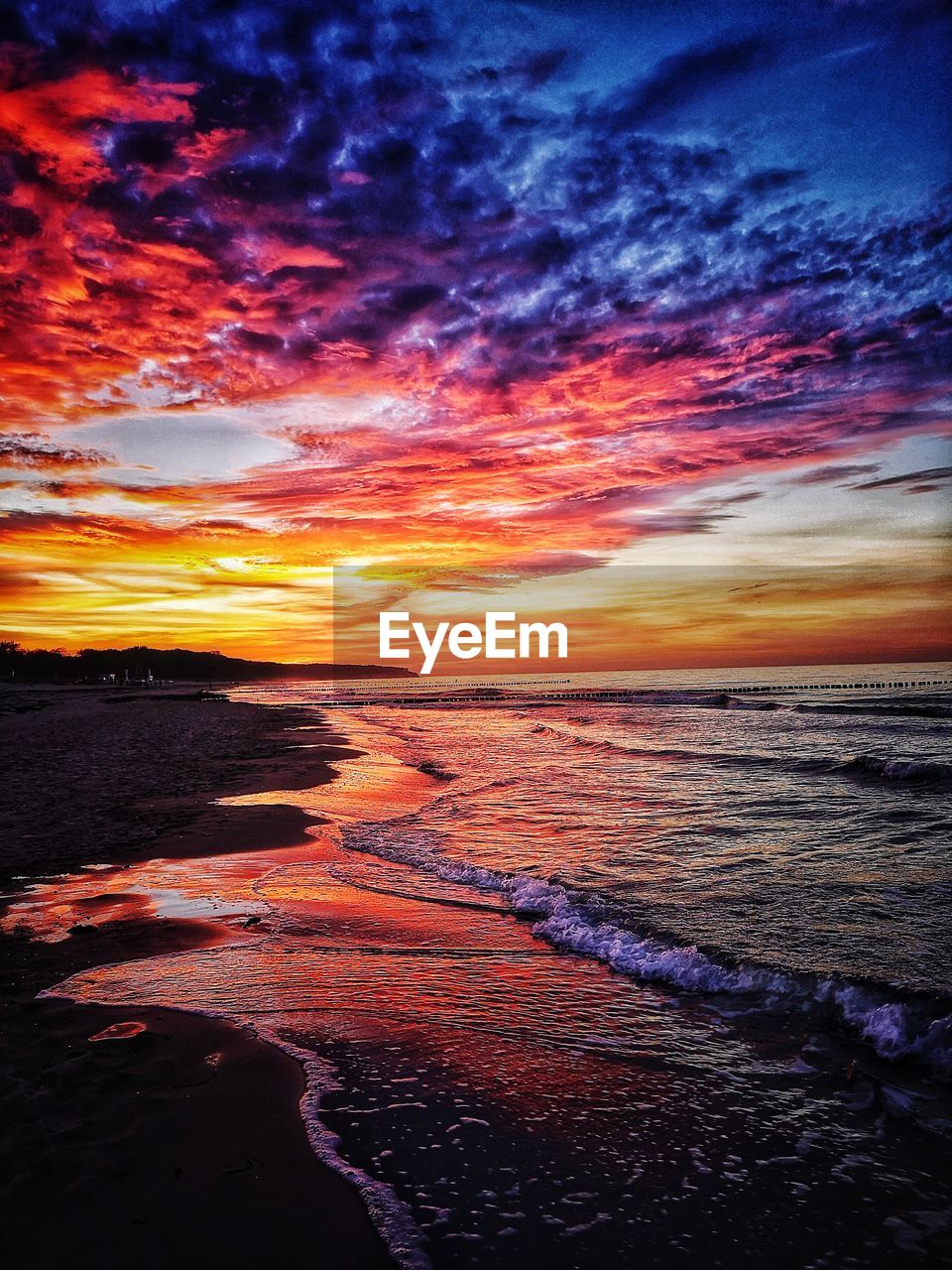 SCENIC VIEW OF SEA AGAINST DRAMATIC SKY