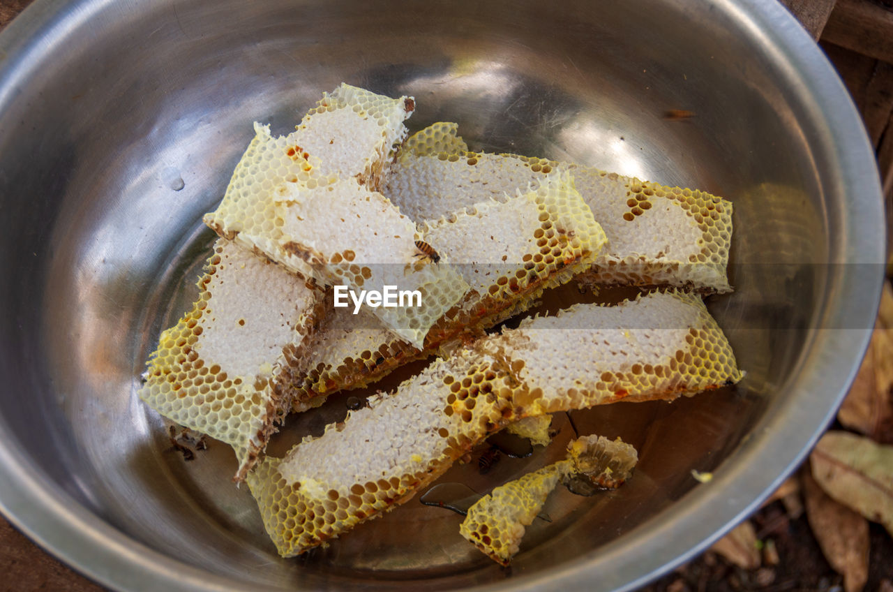 HIGH ANGLE VIEW OF BREAKFAST IN PLATE