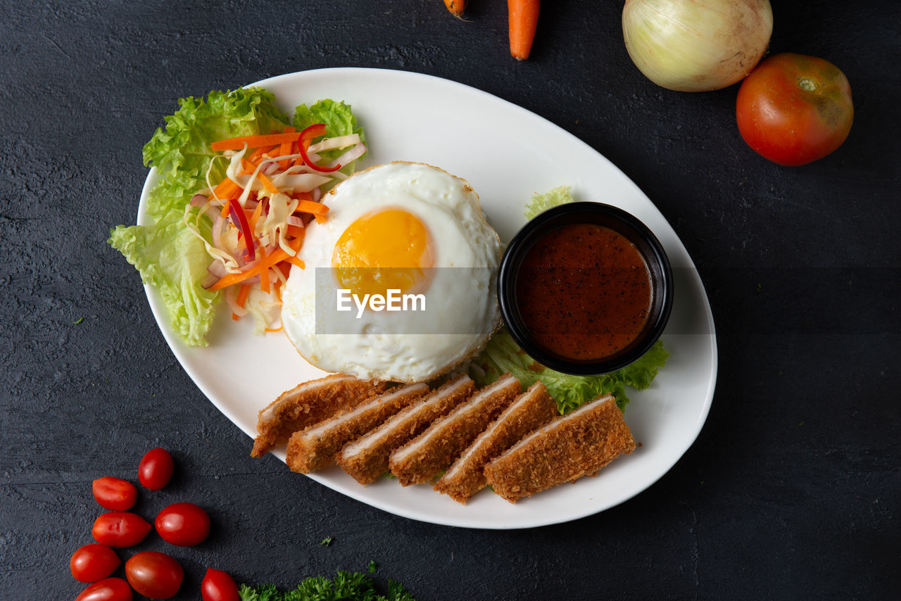 HIGH ANGLE VIEW OF BREAKFAST SERVED IN PLATE