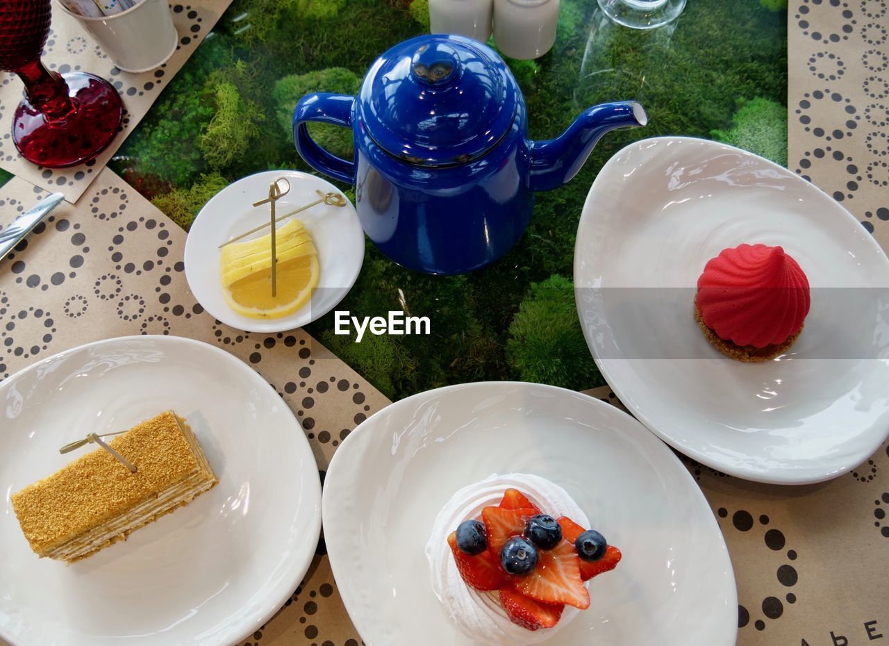 HIGH ANGLE VIEW OF BREAKFAST SERVED IN PLATE ON TABLE