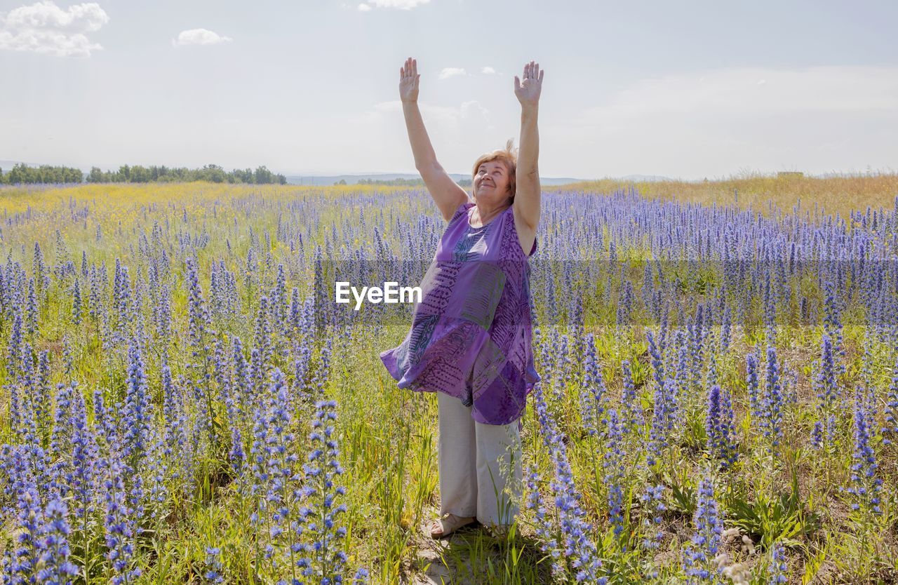 Full length of woman standing on lavender field