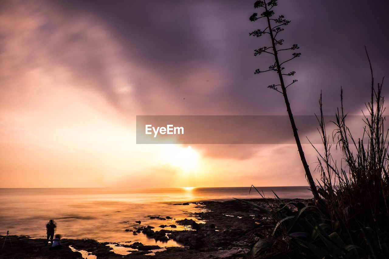 SCENIC VIEW OF SEA AGAINST SUNSET SKY