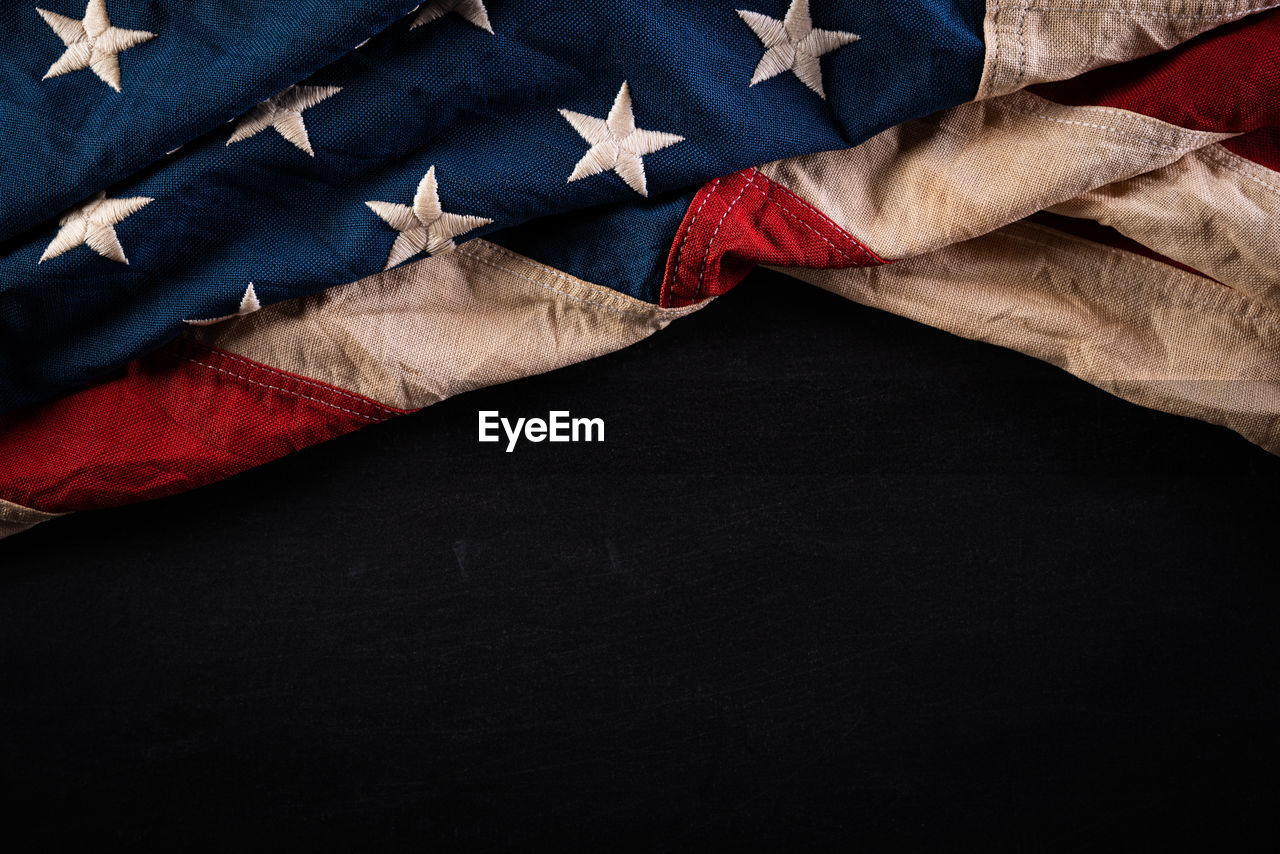 HIGH ANGLE VIEW OF FLAG ON BED