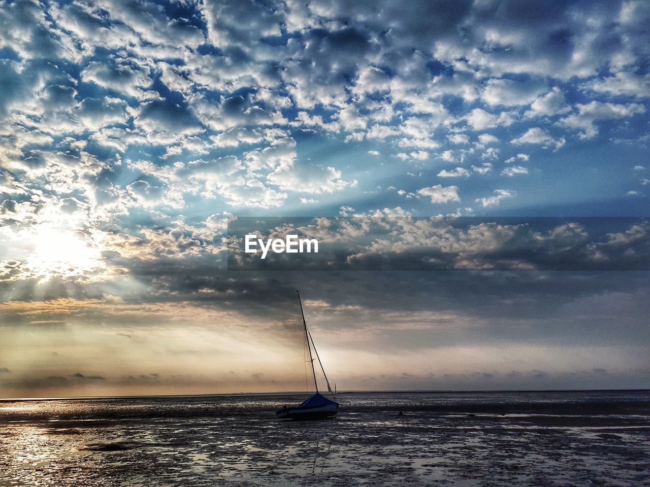 SAILBOAT IN SEA AGAINST SKY