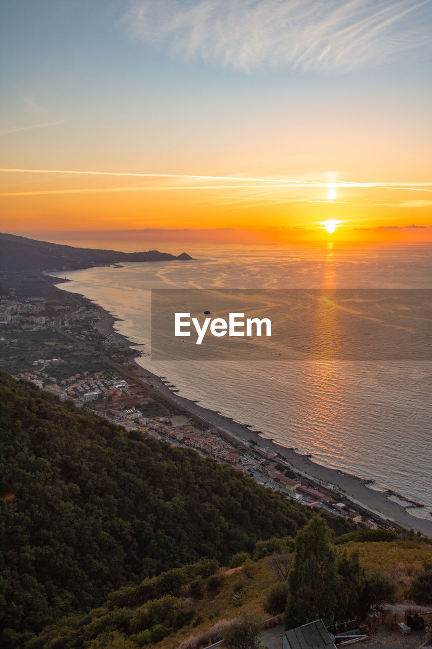 SCENIC VIEW OF SUNSET OVER SEA