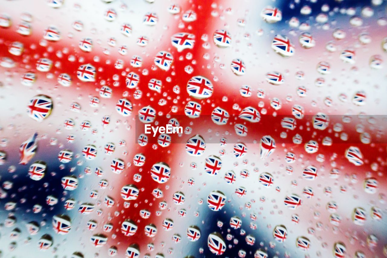 FULL FRAME SHOT OF WET RED GLASS