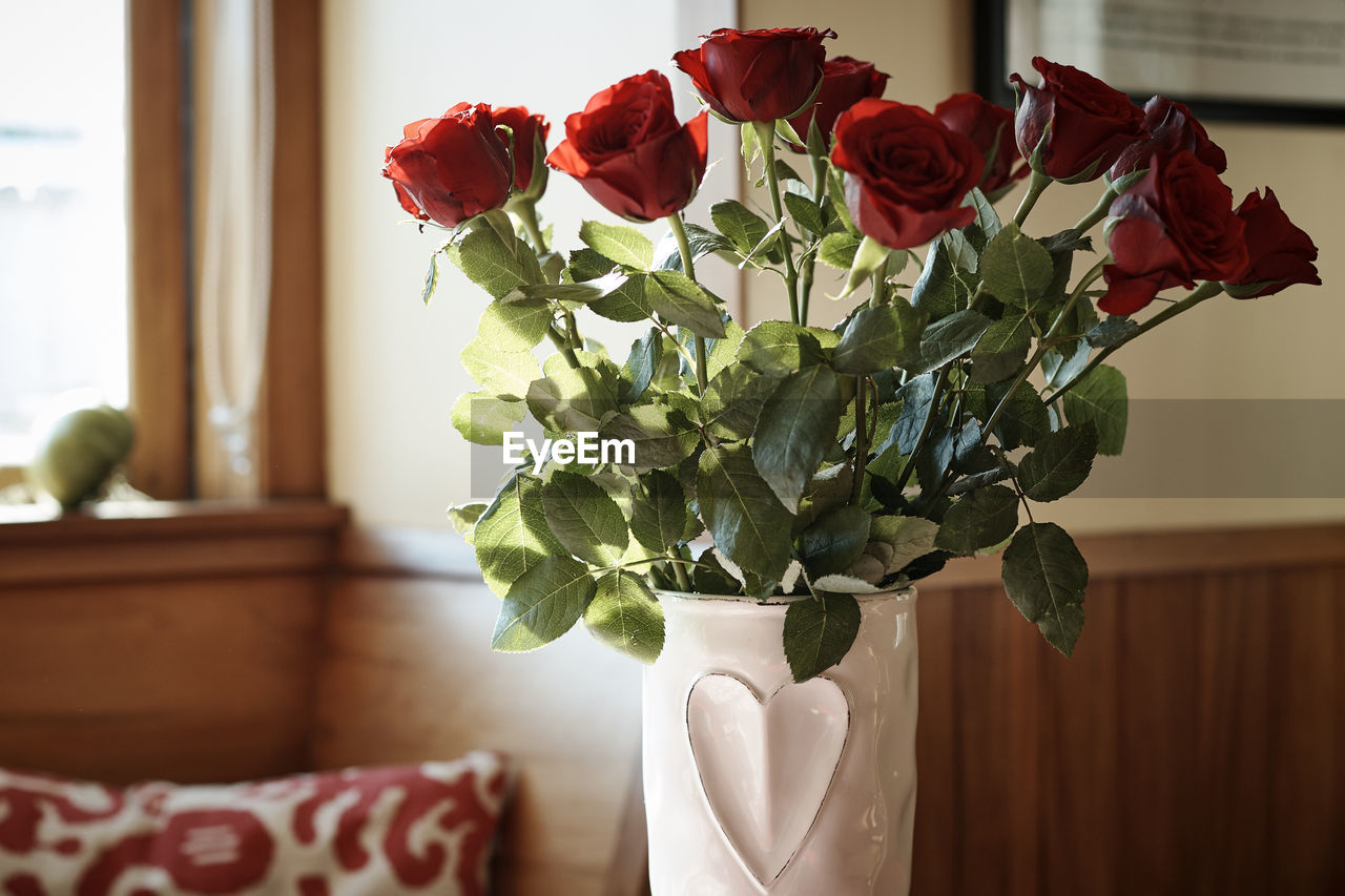 CLOSE-UP OF ROSES IN VASE AT HOME