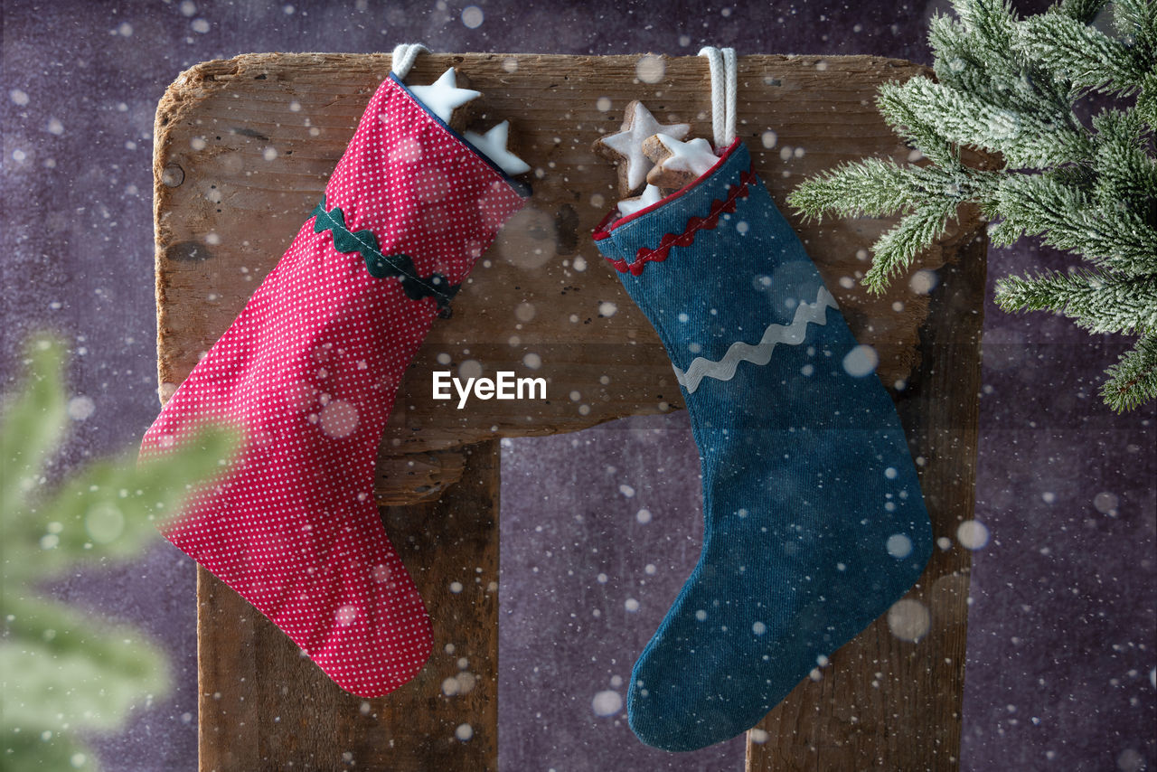 HIGH ANGLE VIEW OF CHRISTMAS DECORATION ON TREE