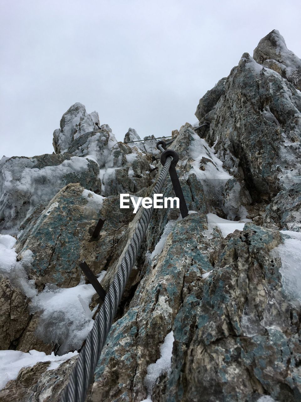 LOW ANGLE VIEW OF SNOWCAPPED MOUNTAIN AGAINST SKY