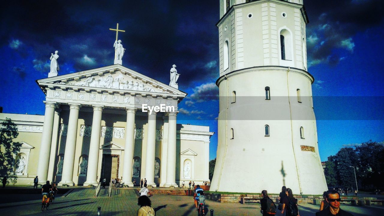 TOURISTS IN FRONT OF HISTORICAL BUILDING