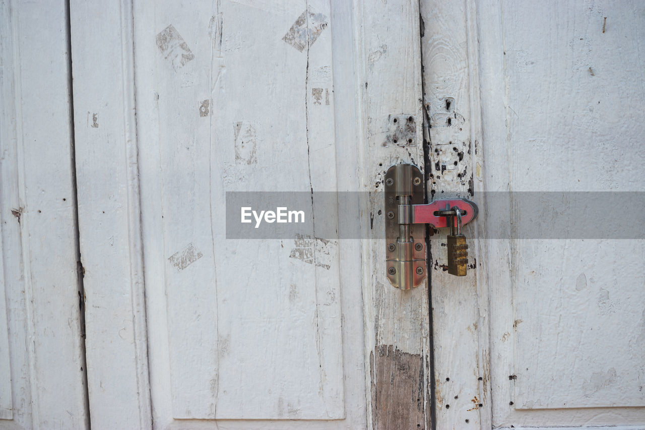 FULL FRAME SHOT OF CLOSED DOOR WITH HANDLE