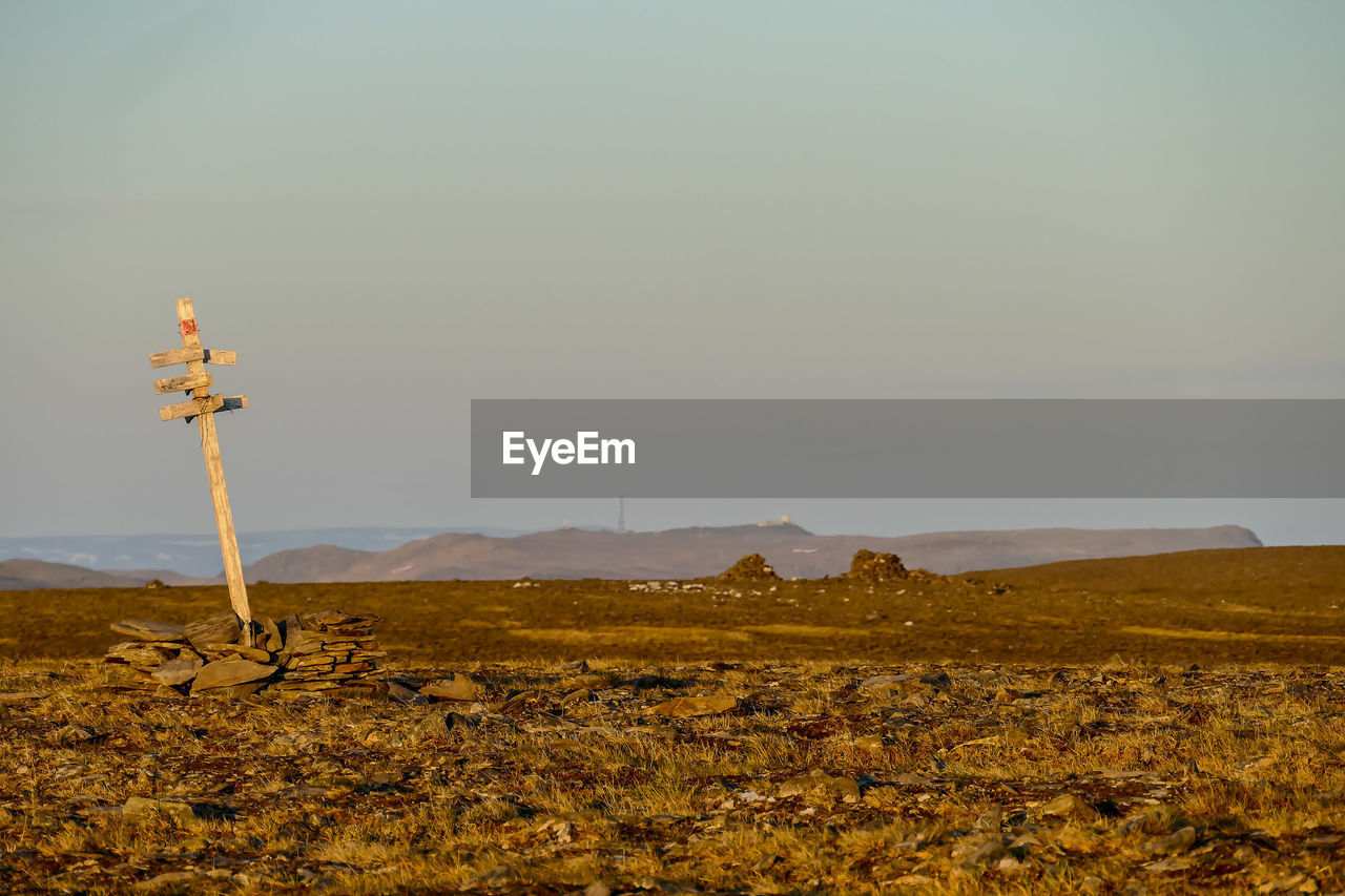 SCENIC VIEW OF FIELD AGAINST SKY DURING SUNRISE