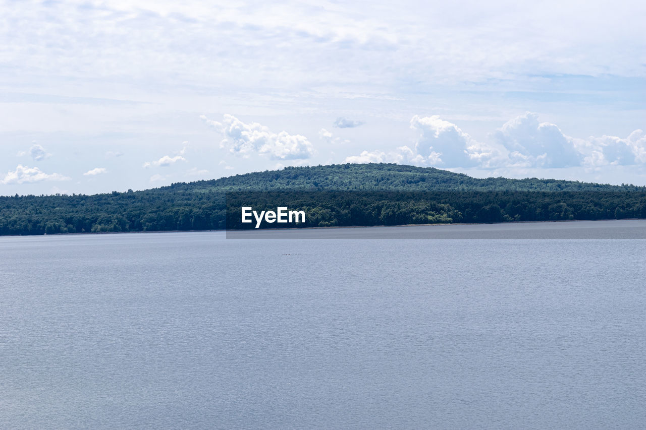 SCENIC VIEW OF SEA AND MOUNTAIN AGAINST SKY