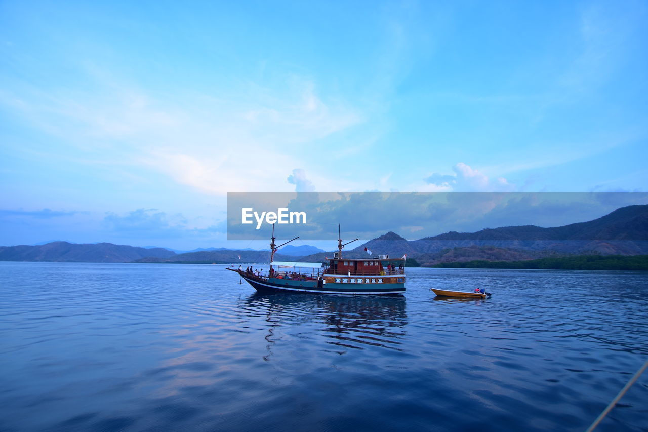 BOAT IN SEA AGAINST SKY