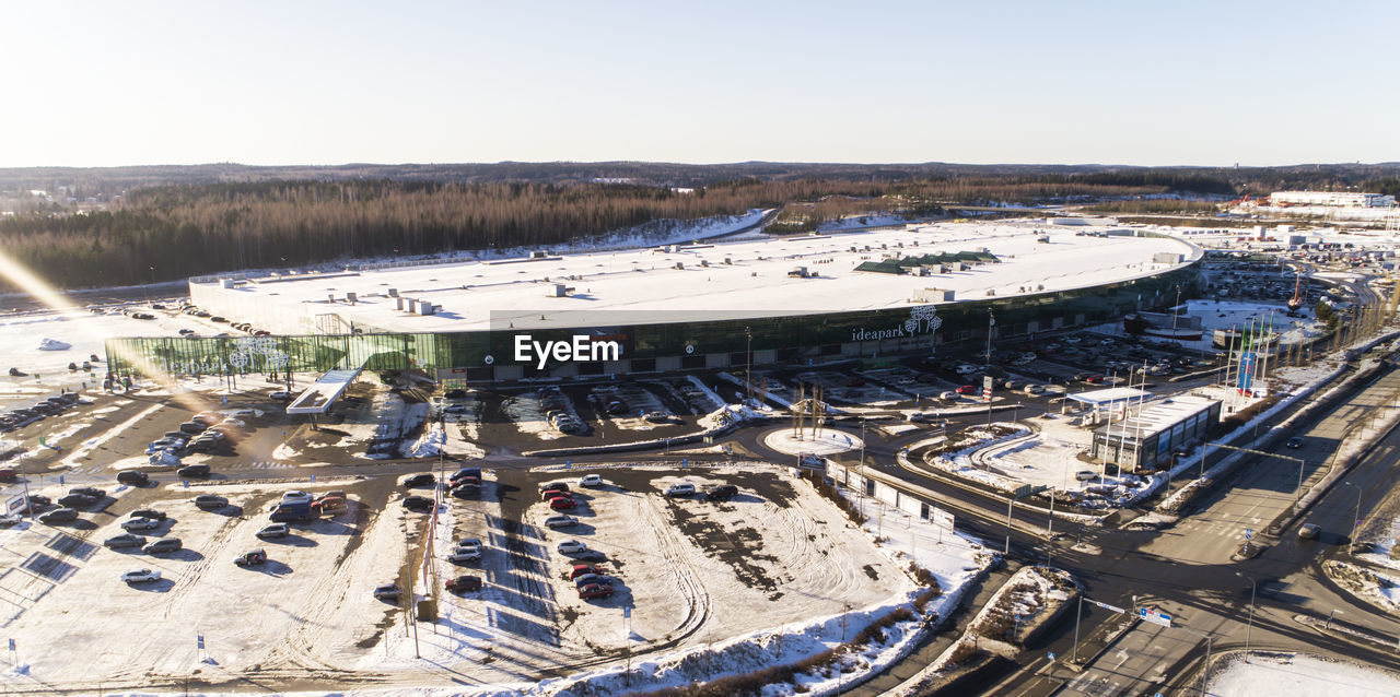 HIGH ANGLE VIEW OF CARS ON SNOW COVERED LANDSCAPE
