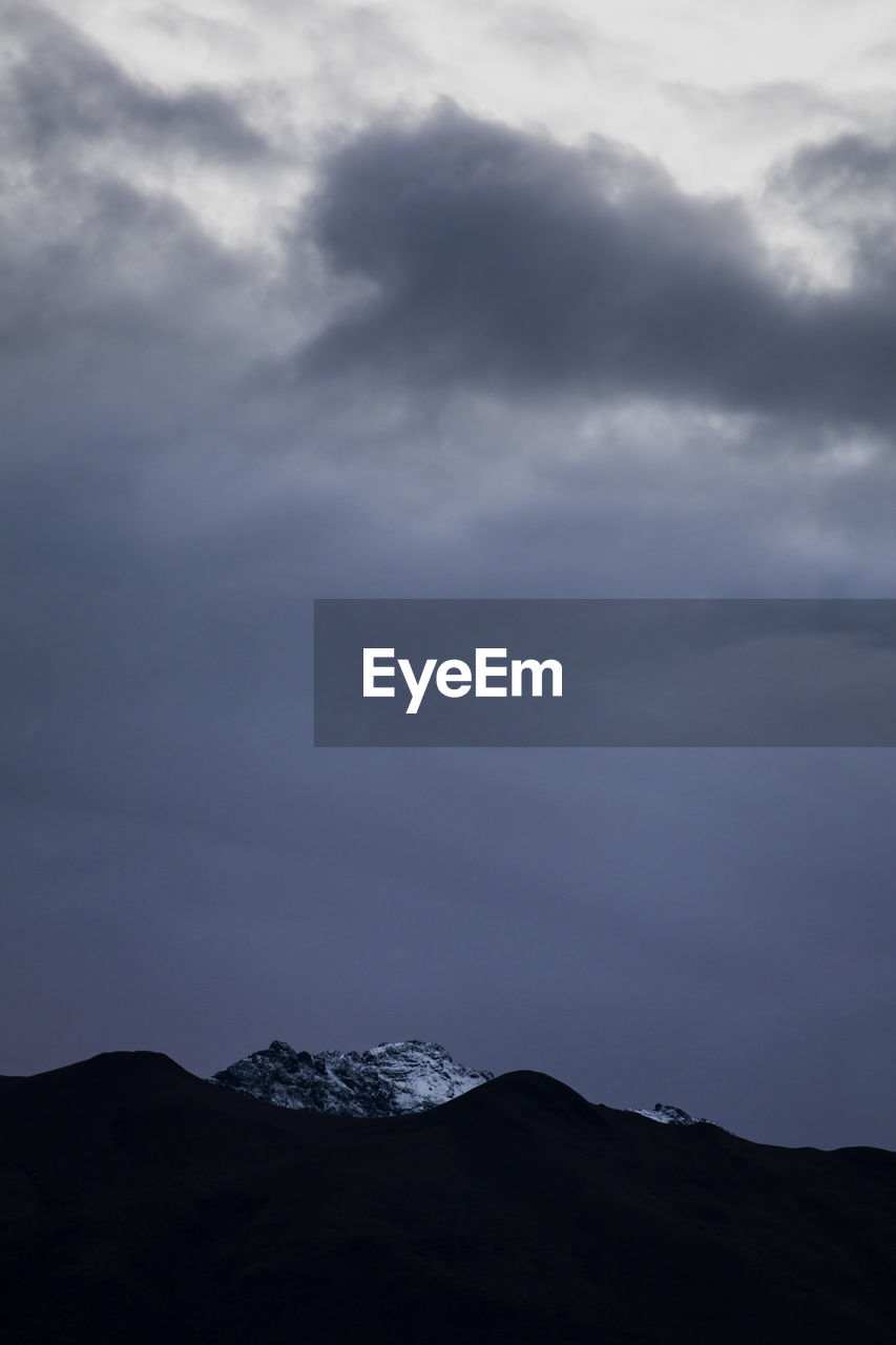 SILHOUETTE MOUNTAIN RANGE AGAINST SKY