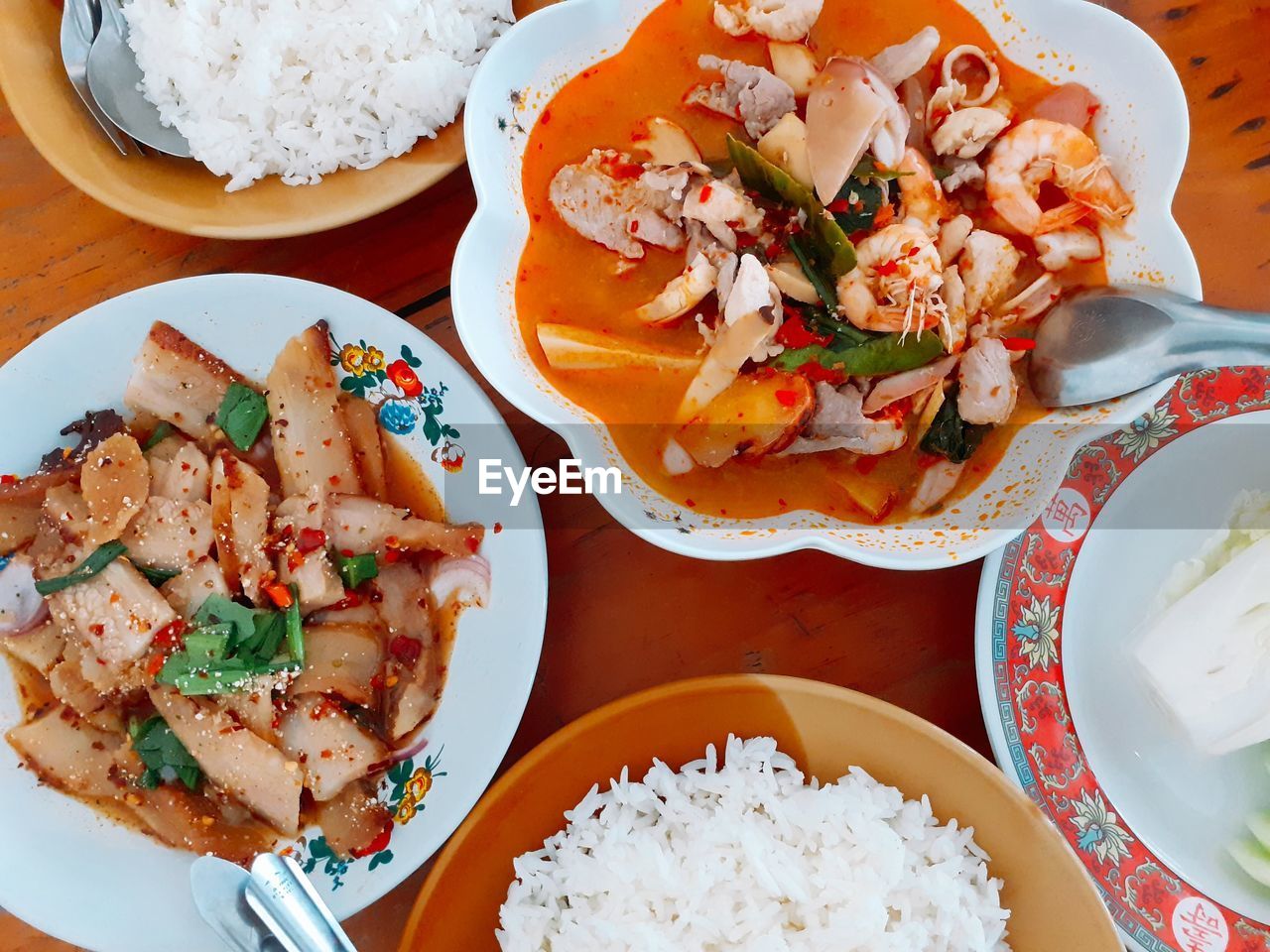 HIGH ANGLE VIEW OF FOOD IN PLATE