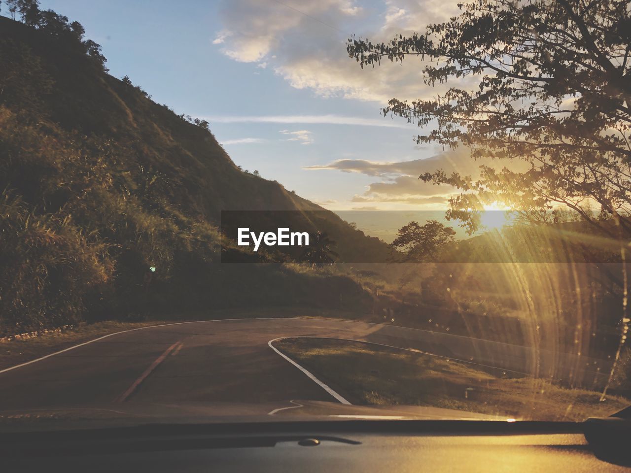 ROAD SEEN THROUGH CAR WINDSHIELD