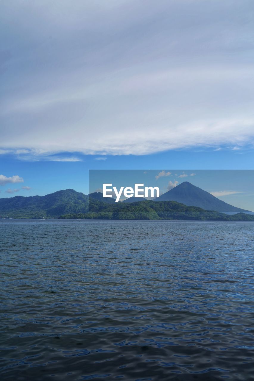 SCENIC VIEW OF SEA AND MOUNTAINS AGAINST SKY