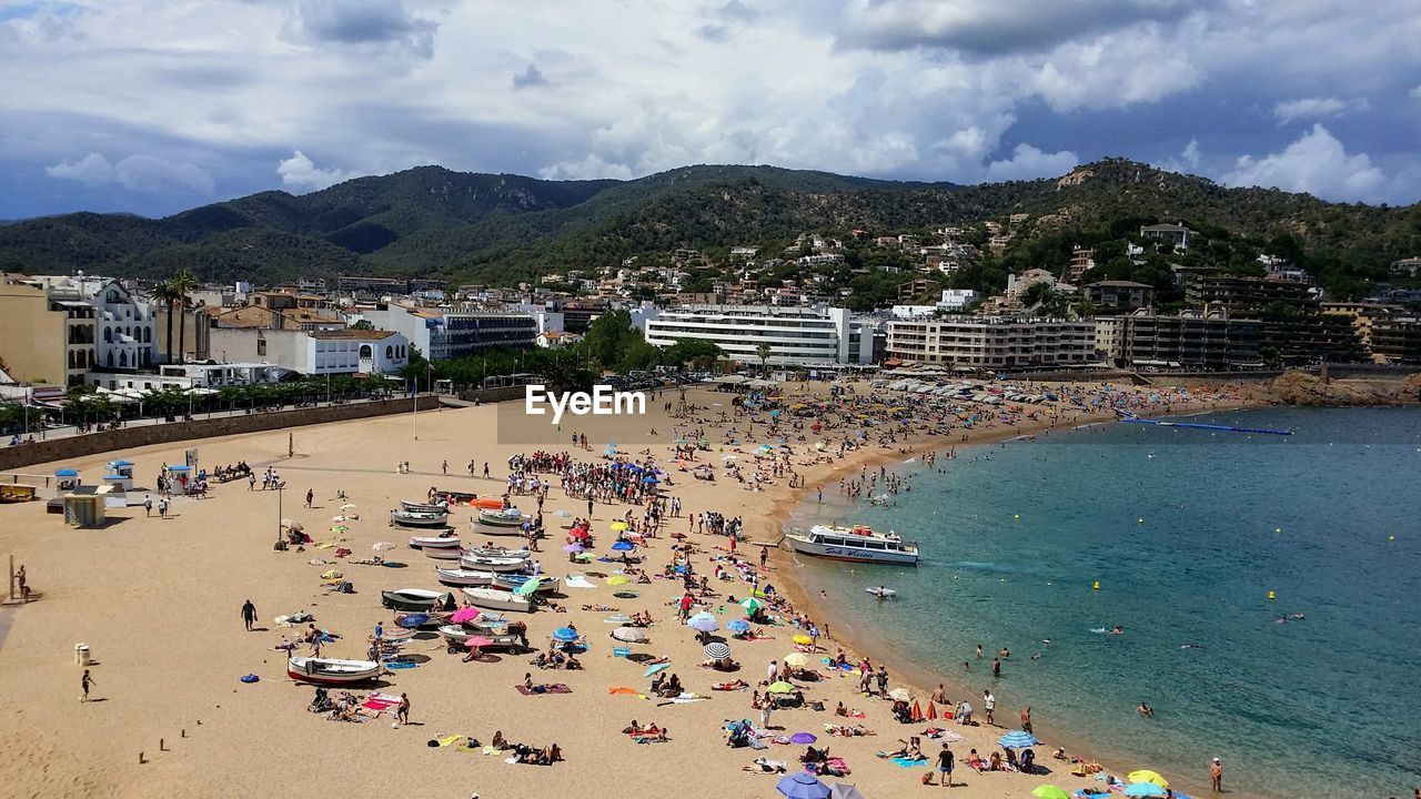 HIGH ANGLE VIEW OF BEACH