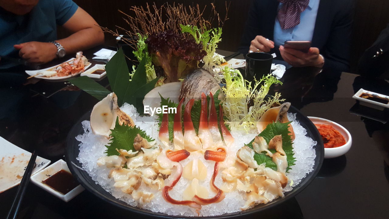 CLOSE-UP OF MAN HAVING FOOD