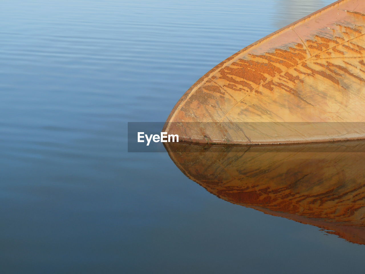 HIGH ANGLE VIEW OF WOODEN FLOATING ON LAKE