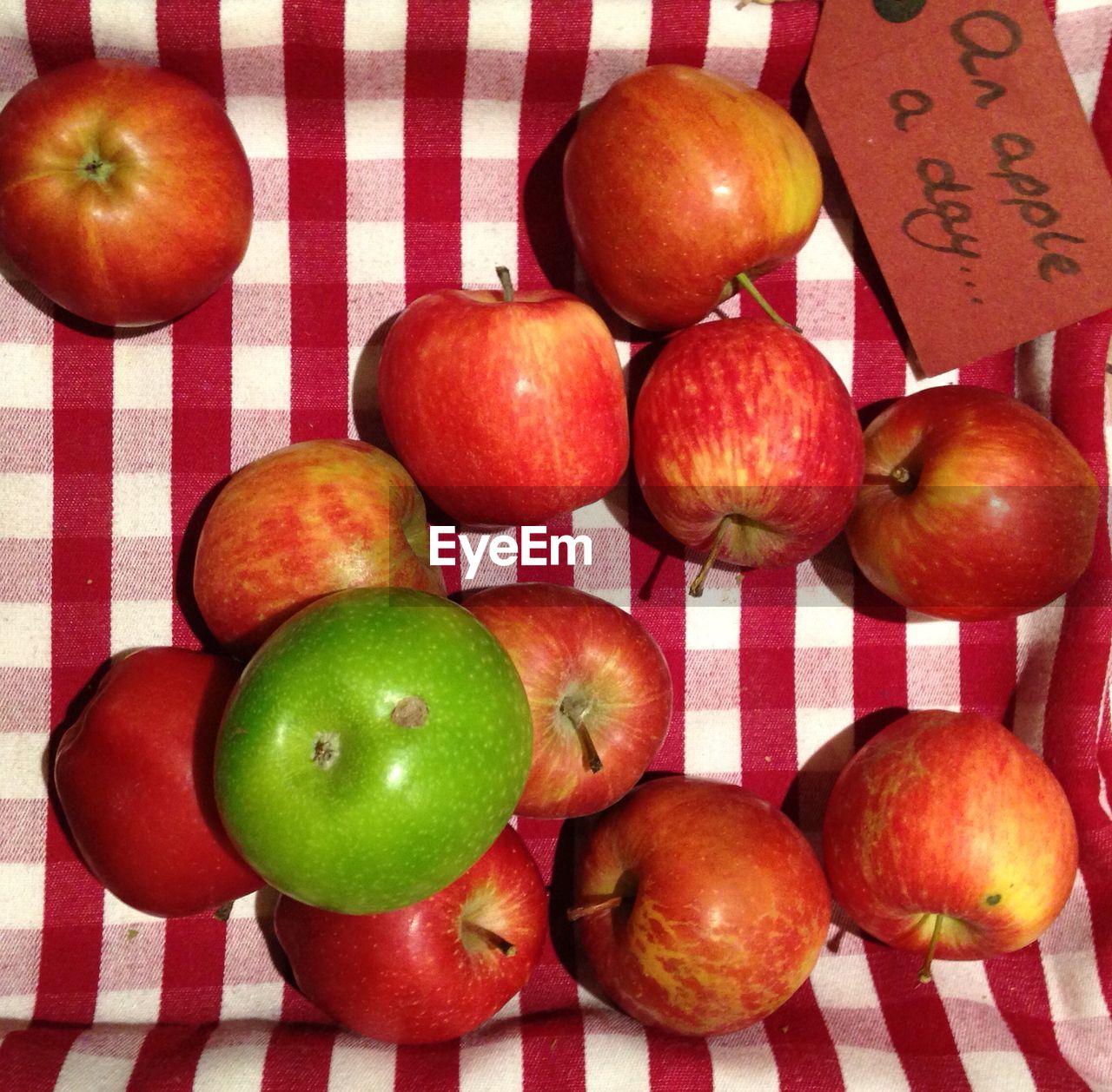 DIRECTLY ABOVE VIEW OF FRUITS ON TABLE