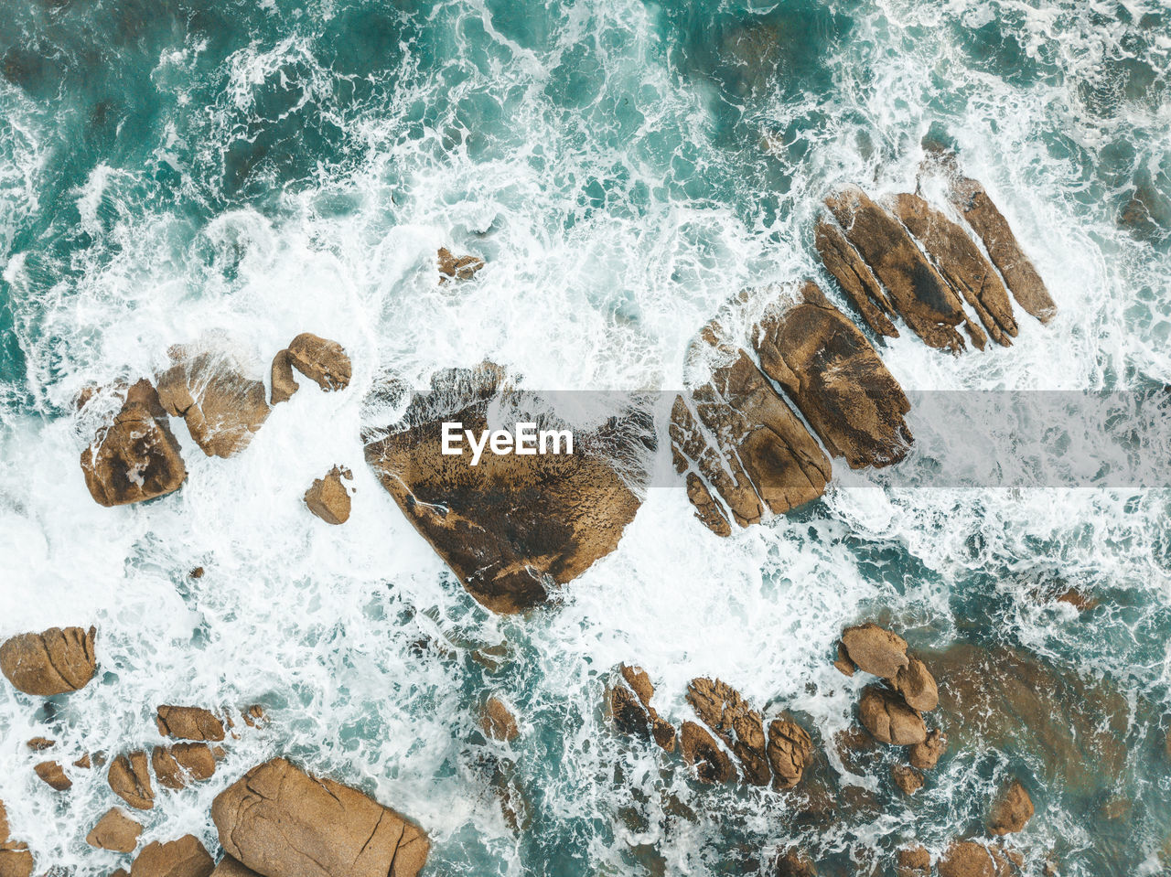 HIGH ANGLE VIEW OF SEA WAVES