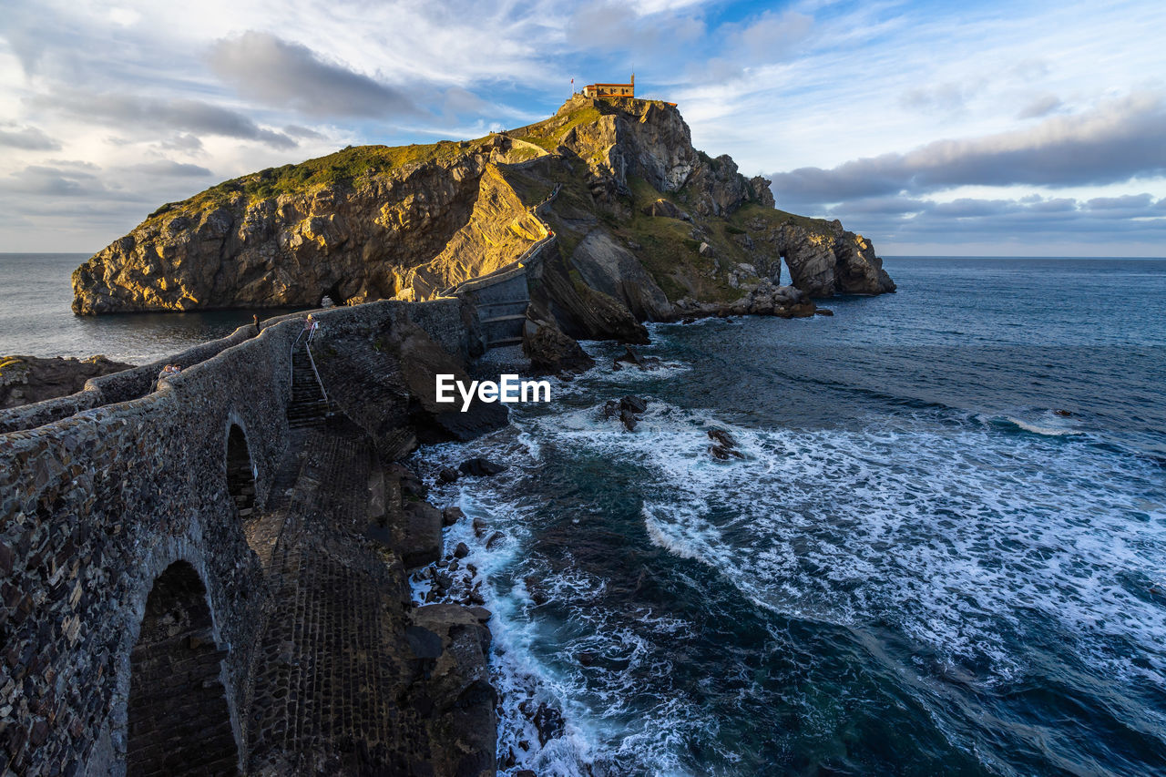 SCENIC VIEW OF ROCK FORMATIONS ON SEA AGAINST SKY