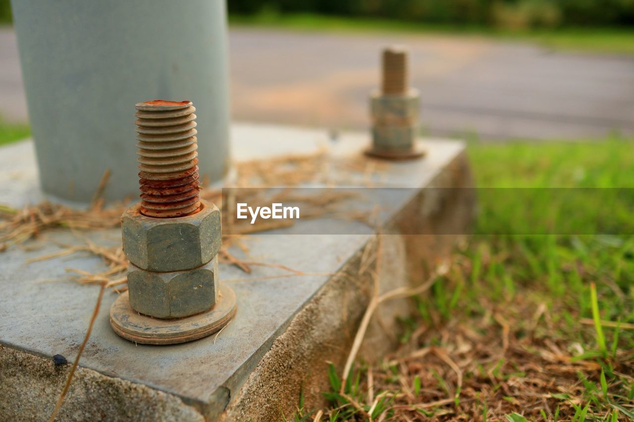 CLOSE-UP OF RUSTY METAL