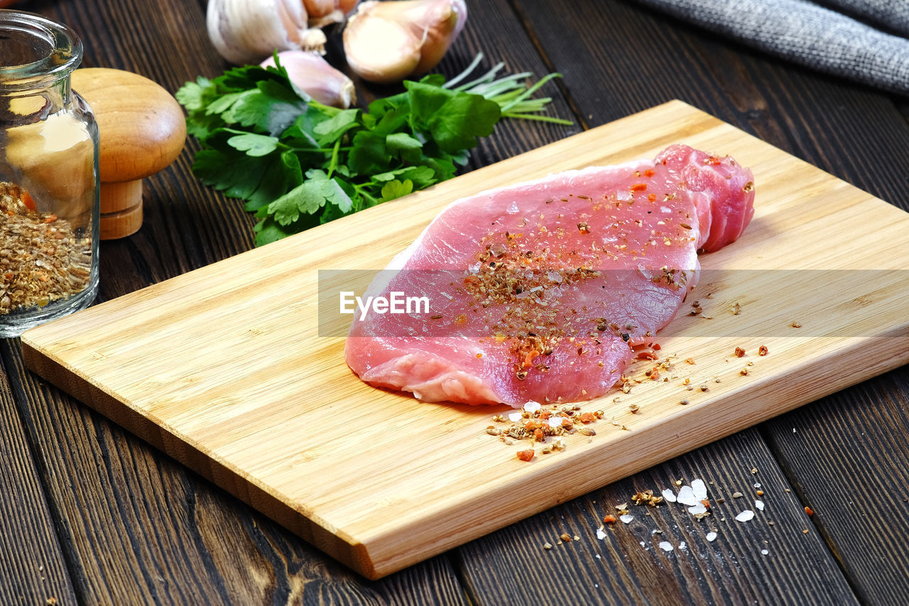 HIGH ANGLE VIEW OF FOOD ON CUTTING BOARD