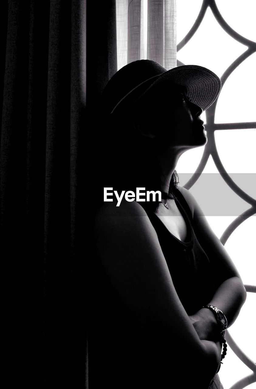 PORTRAIT OF YOUNG WOMAN LOOKING AWAY