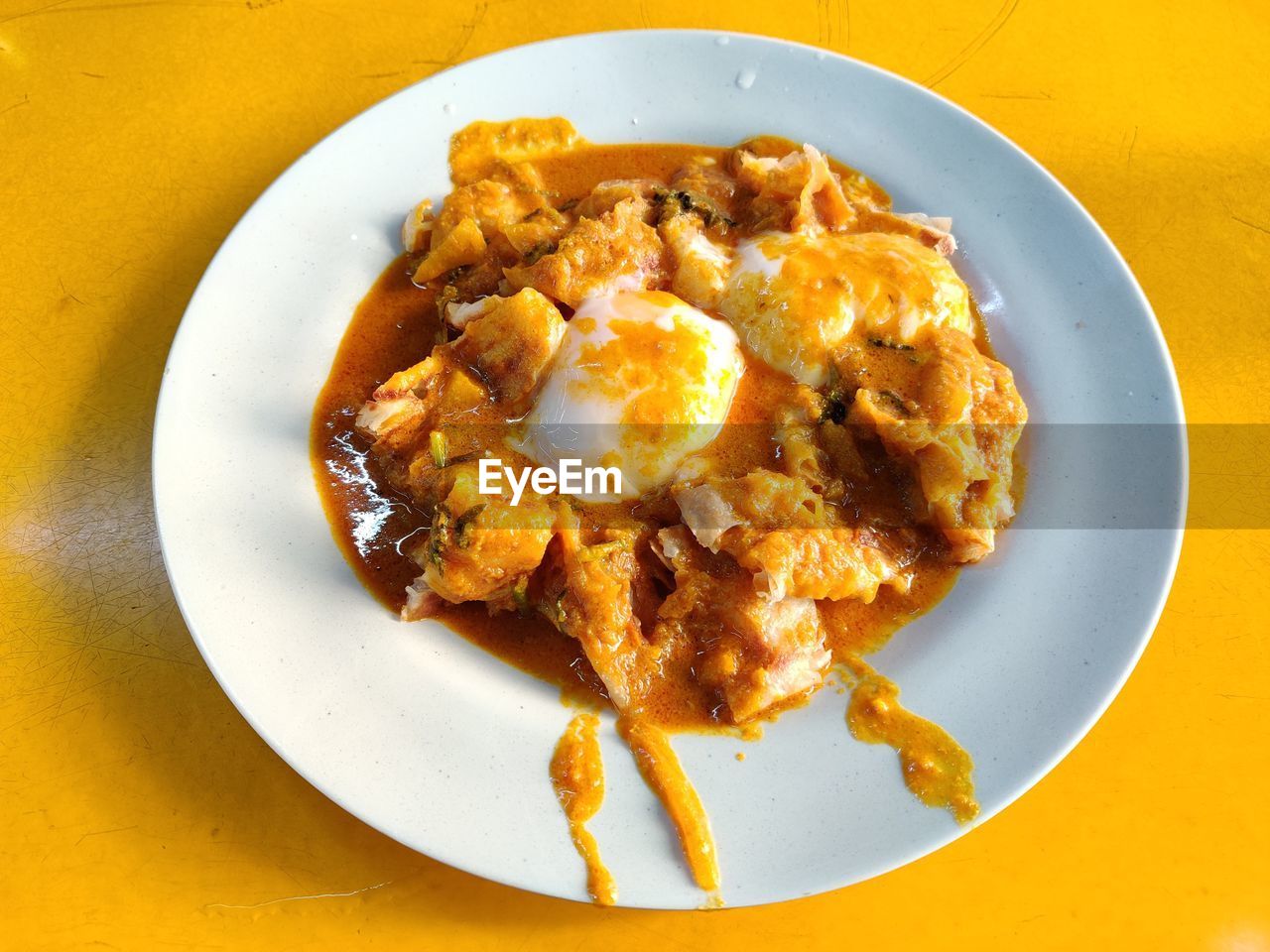 HIGH ANGLE VIEW OF BREAKFAST ON TABLE