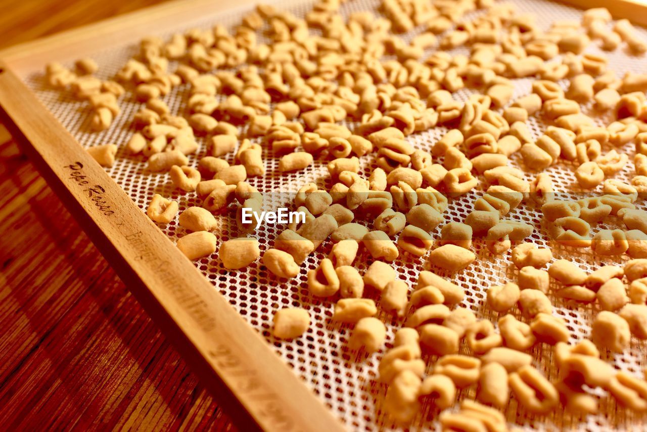 HIGH ANGLE VIEW OF VEGETABLES ON CUTTING BOARD