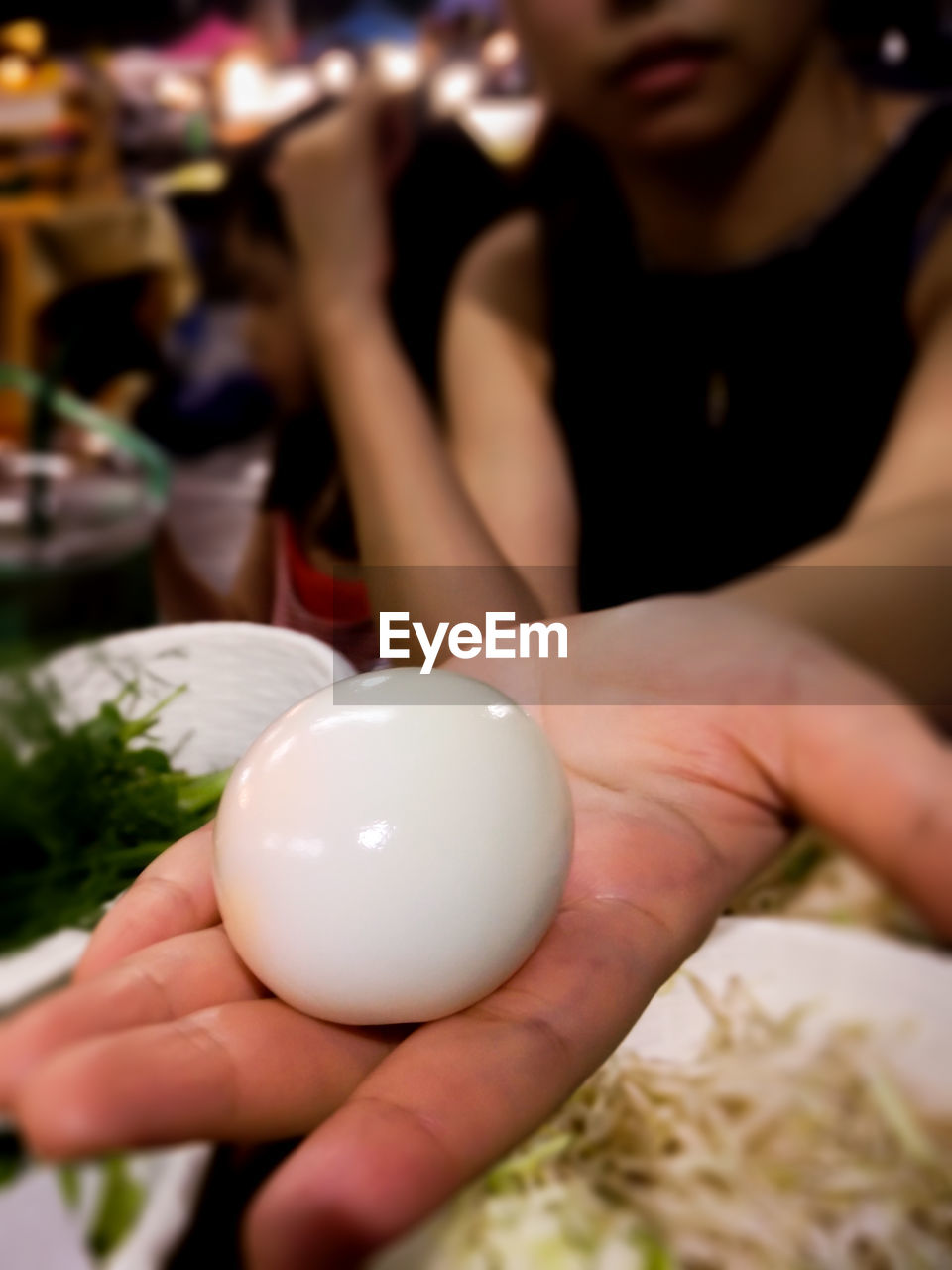 CLOSE-UP OF WOMAN HAND HOLDING FOOD