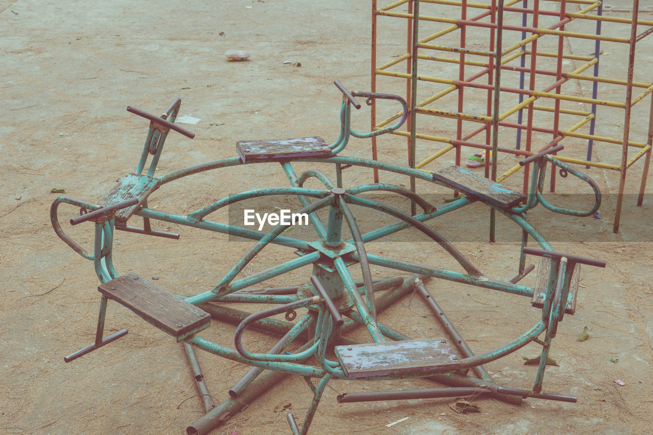 HIGH ANGLE VIEW OF EMPTY CHAIRS AND TABLE AGAINST WALL