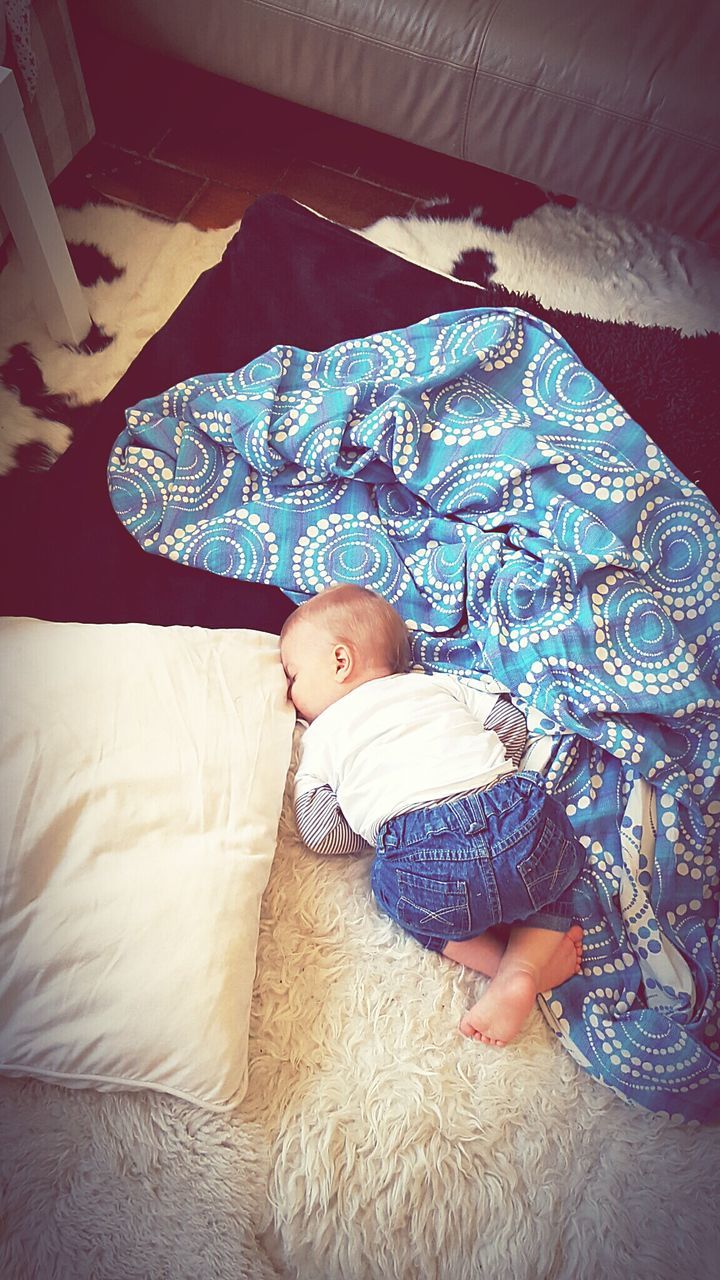 HIGH ANGLE VIEW OF YOUNG WOMAN SLEEPING ON BED